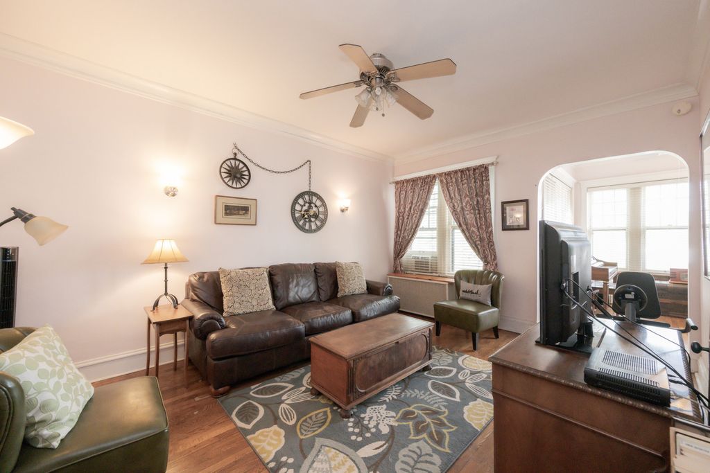 Image 2 of property listing at 426 S Maple Avenue 2S, Oak Park, IL 60302