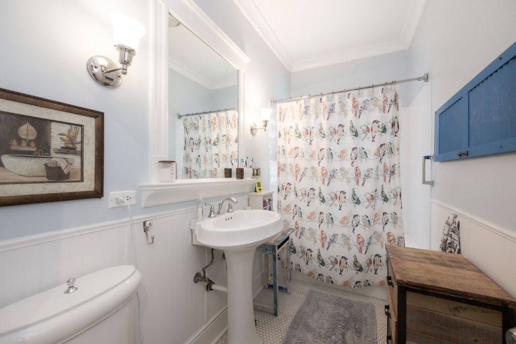 Image 14 of property listing at 426 S Maple Avenue 2S, Oak Park, IL 60302