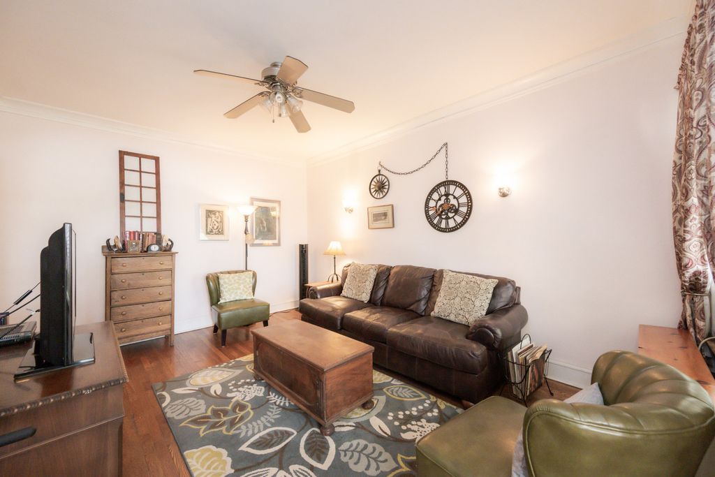 Image 3 of property listing at 426 S Maple Avenue 2S, Oak Park, IL 60302