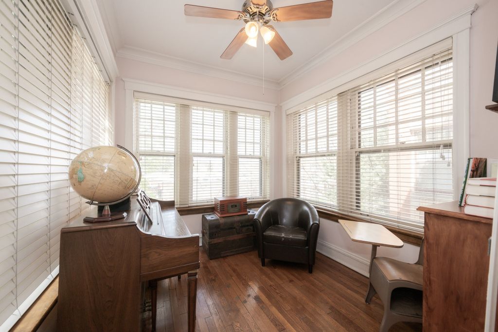 Image 4 of property listing at 426 S Maple Avenue 2S, Oak Park, IL 60302