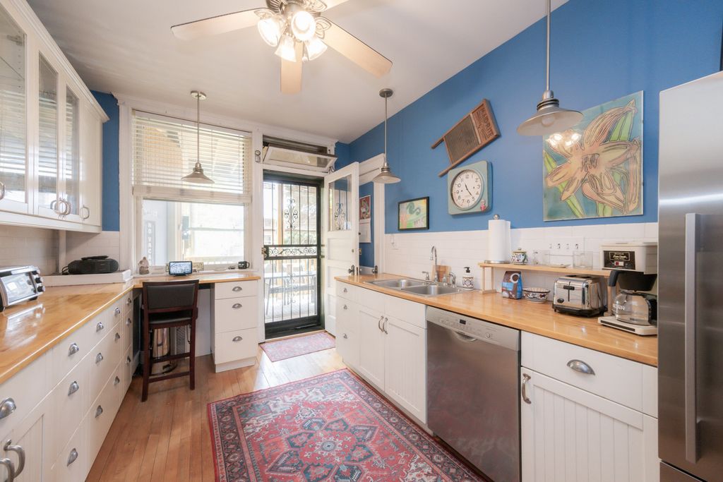 Image 5 of property listing at 426 S Maple Avenue 2S, Oak Park, IL 60302