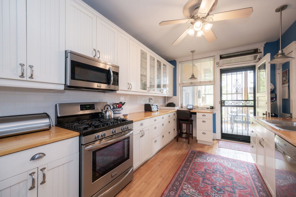 Image 6 of property listing at 426 S Maple Avenue 2S, Oak Park, IL 60302