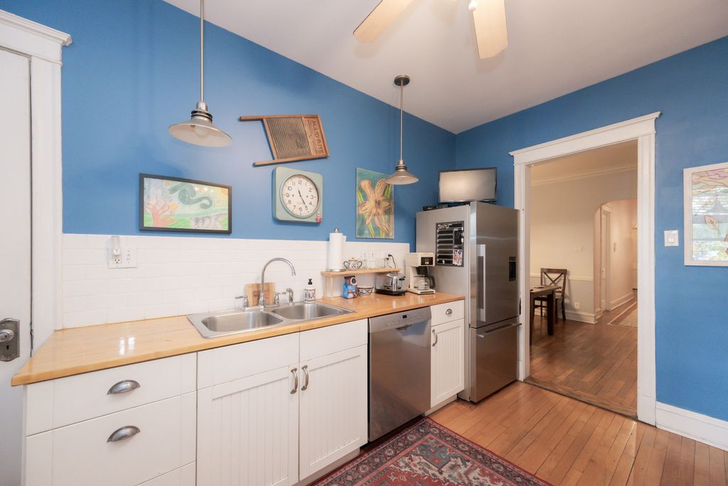 Image 8 of property listing at 426 S Maple Avenue 2S, Oak Park, IL 60302