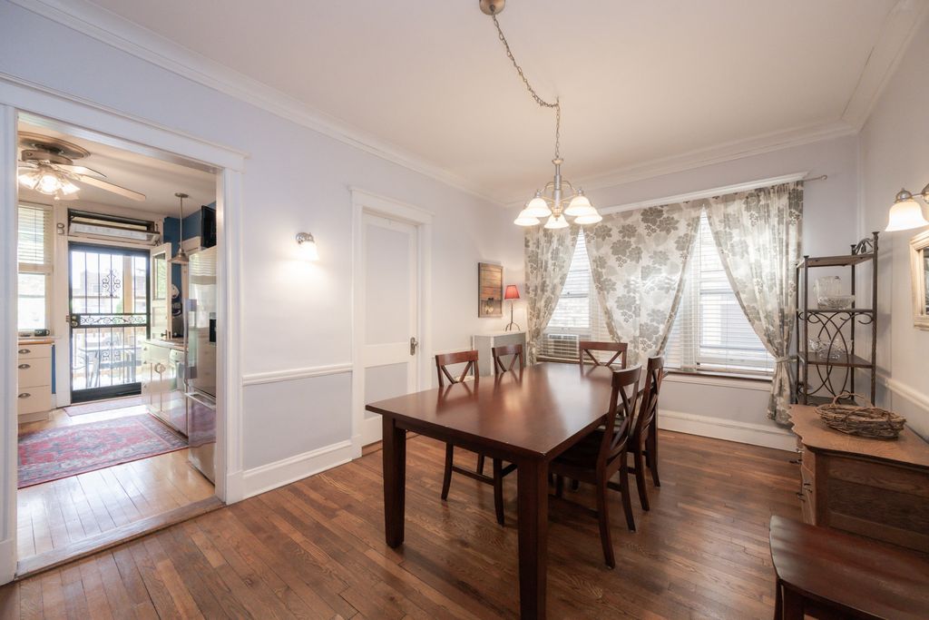 Image 9 of property listing at 426 S Maple Avenue 2S, Oak Park, IL 60302