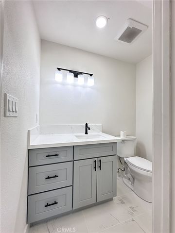 1919 Sherry Lane 46, Santa Ana, CA 92705