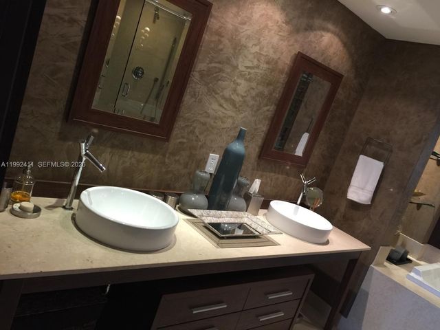 465 Brickell Ave 5605, Miami, FL 33131