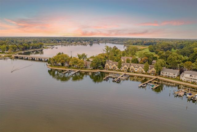17533 N Fruitport Road 6, Spring Lake, MI 49456