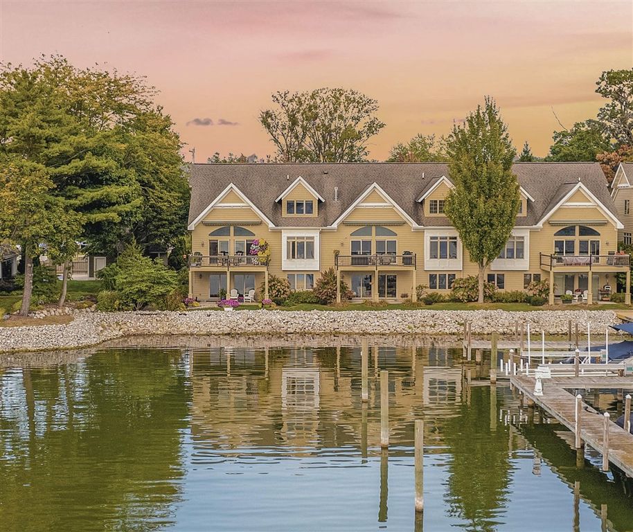 17533 N Fruitport Road 6, Spring Lake, MI 49456