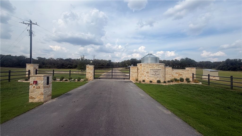 204 Highland Drive, Cameron, TX 76520 — exterior