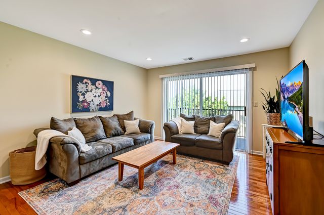 7000 Barrington Court 204, Woodridge, IL 60517