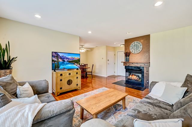 7000 Barrington Court 204, Woodridge, IL 60517