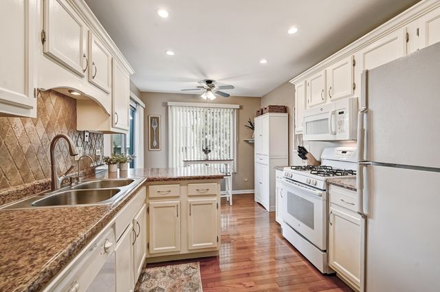 7000 Barrington Court 204, Woodridge, IL 60517