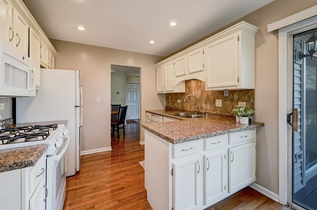 7000 Barrington Court 204, Woodridge, IL 60517