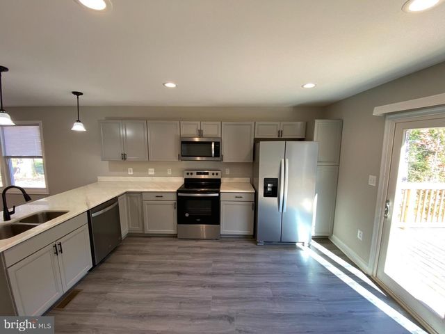 77 LAKEVIEW DR, Colonial Beach, VA 22443
