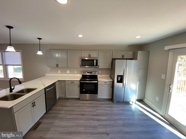 77 LAKEVIEW DR, Colonial Beach, VA 22443
