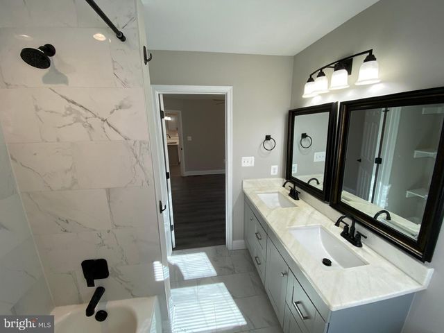 77 LAKEVIEW DR, Colonial Beach, VA 22443