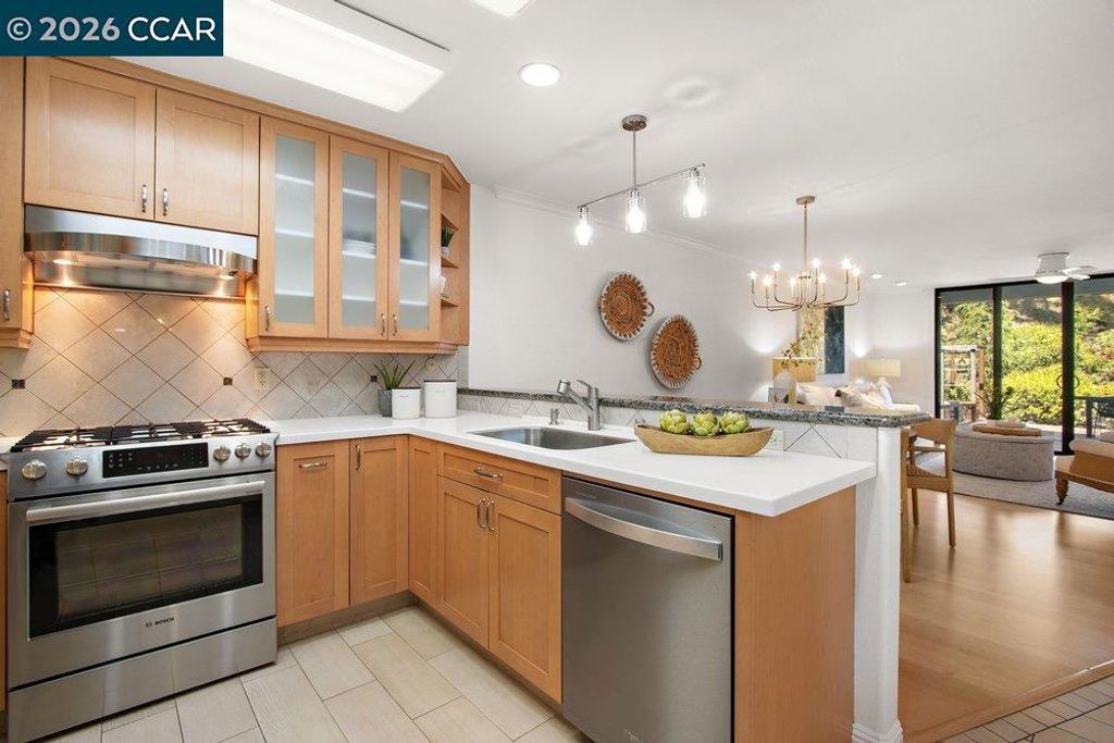 Image 15 of property listing at 1232 Fairlawn Court 4, Walnut Creek, CA 94595