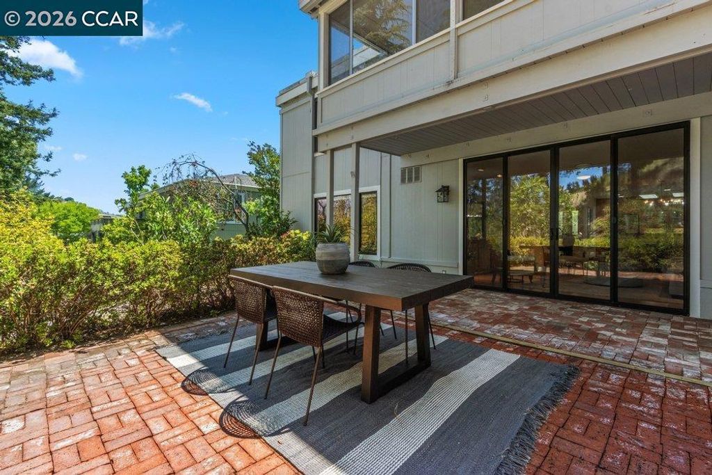 Image 25 of property listing at 1232 Fairlawn Court 4, Walnut Creek, CA 94595