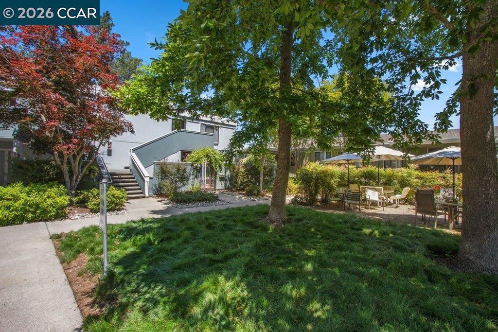 Image 27 of property listing at 1232 Fairlawn Court 4, Walnut Creek, CA 94595