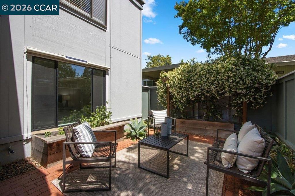Image 3 of property listing at 1232 Fairlawn Court 4, Walnut Creek, CA 94595