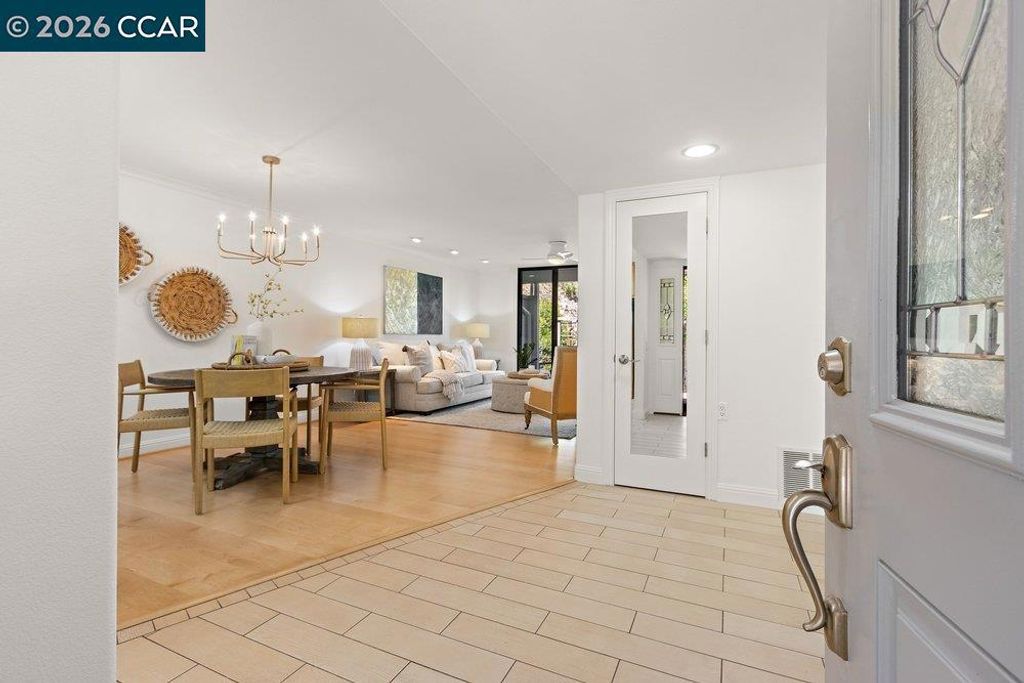 Image 5 of property listing at 1232 Fairlawn Court 4, Walnut Creek, CA 94595