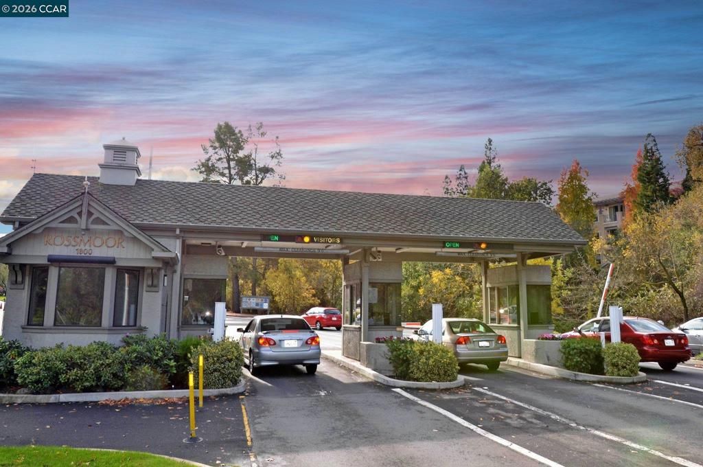 Image 63 of property listing at 1232 Fairlawn Court 4, Walnut Creek, CA 94595
