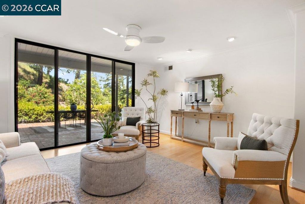 Image 7 of property listing at 1232 Fairlawn Court 4, Walnut Creek, CA 94595