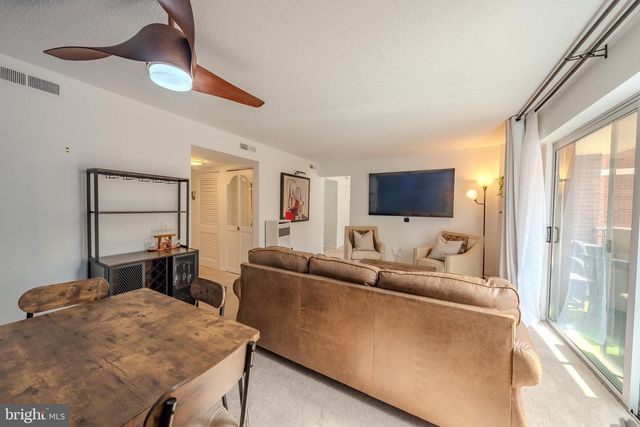 1300 ARMY NAVY DR #118, Arlington, VA 22202