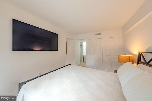 1300 ARMY NAVY DR #118, Arlington, VA 22202