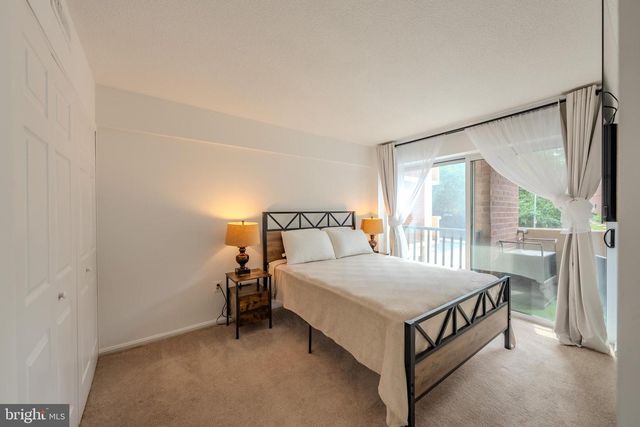 1300 ARMY NAVY DR #118, Arlington, VA 22202