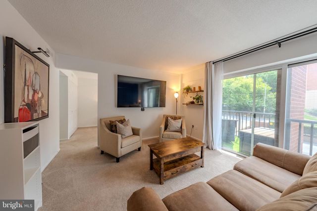 1300 ARMY NAVY DR #118, Arlington, VA 22202