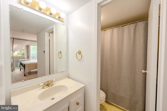 1300 ARMY NAVY DR #118, Arlington, VA 22202