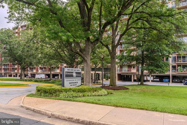1300 ARMY NAVY DR #118, Arlington, VA 22202