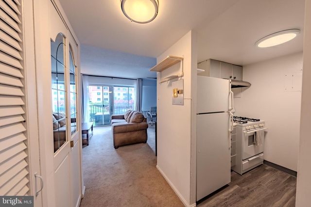 1300 ARMY NAVY DR #118, Arlington, VA 22202