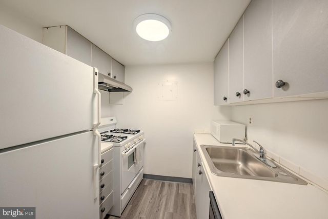 1300 ARMY NAVY DR #118, Arlington, VA 22202