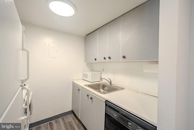 1300 ARMY NAVY DR #118, Arlington, VA 22202