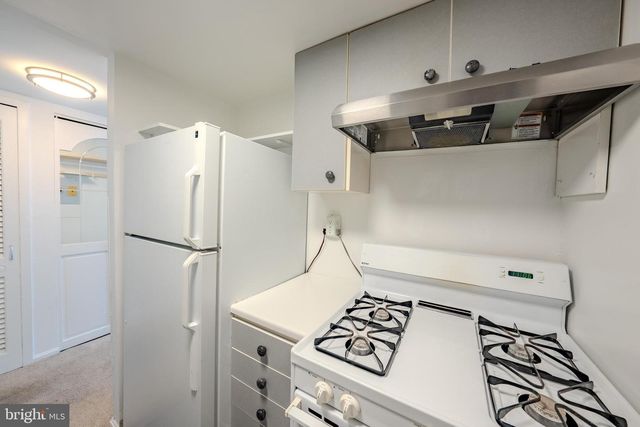 1300 ARMY NAVY DR #118, Arlington, VA 22202