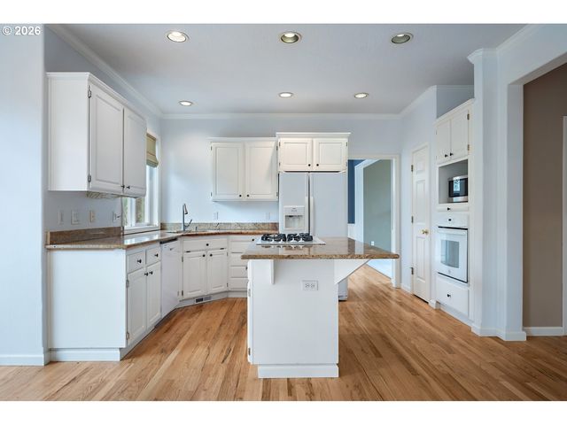 2714 Sw LEAH Ct, Portland, OR 97219