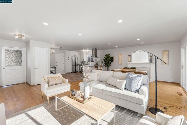 2283 Panoramic Dr, Concord, CA 94520