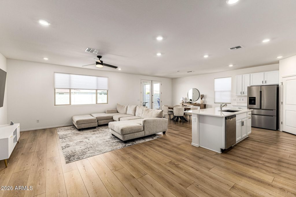 Image 12 of property listing at 3022 W ESTES Way, Laveen, AZ 85339