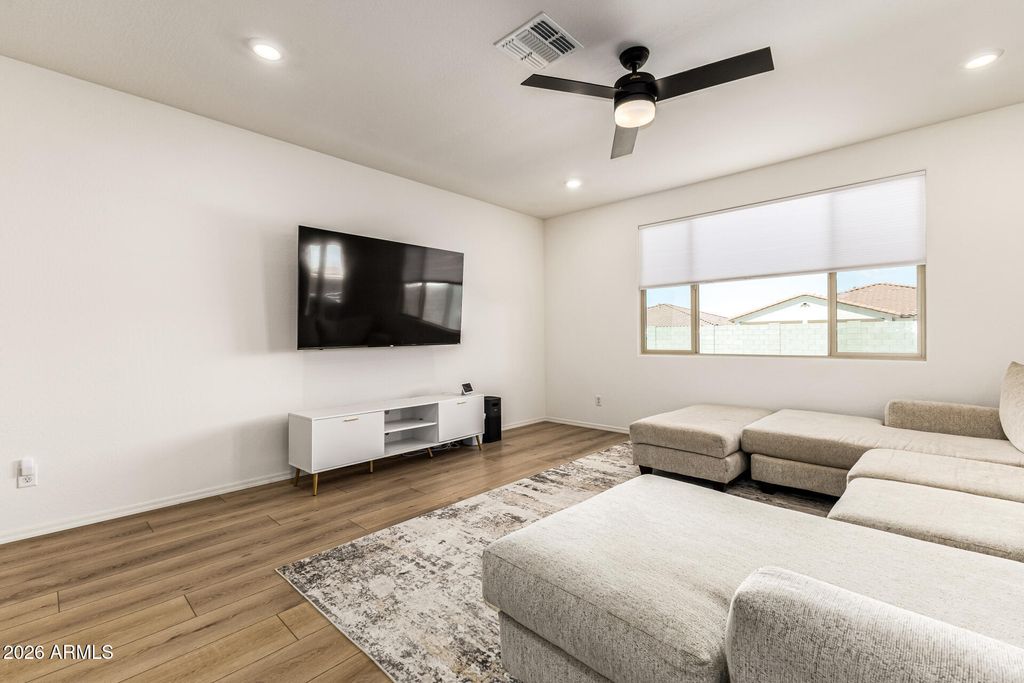 Image 8 of property listing at 3022 W ESTES Way, Laveen, AZ 85339