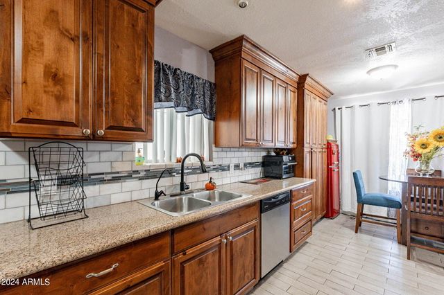 2022 W ASTER Drive, Phoenix, AZ 85029