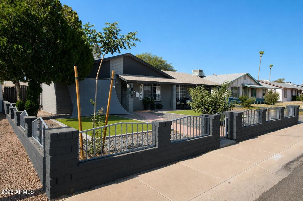 2022 W ASTER Drive, Phoenix, AZ 85029 — photo 2