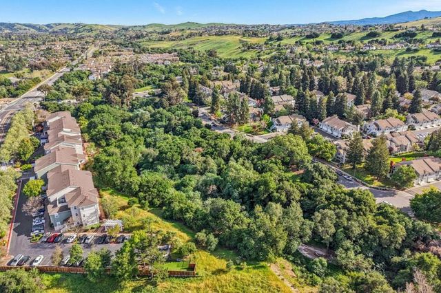 2890 Buena Crest Court, San Jose, CA 95121