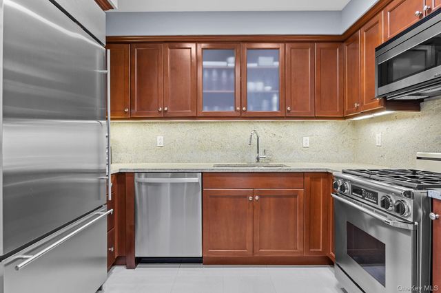10 City Place PH2C, White Plains, NY 10601