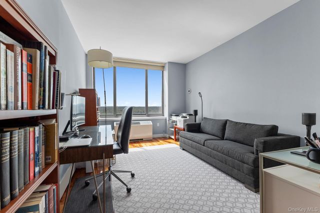 10 City Place PH2C, White Plains, NY 10601
