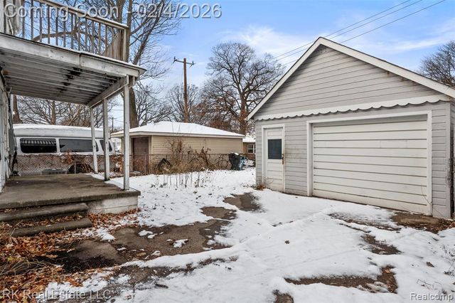 1125 E Hayes Avenue, Hazel Park, MI 48030