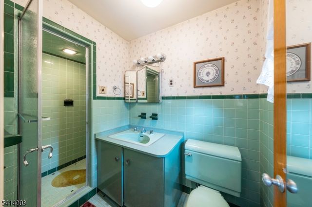 1105 Georgian Dr, Linden City, NJ 07036