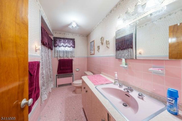 1105 Georgian Dr, Linden City, NJ 07036