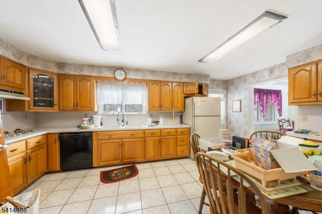 1105 Georgian Dr, Linden City, NJ 07036